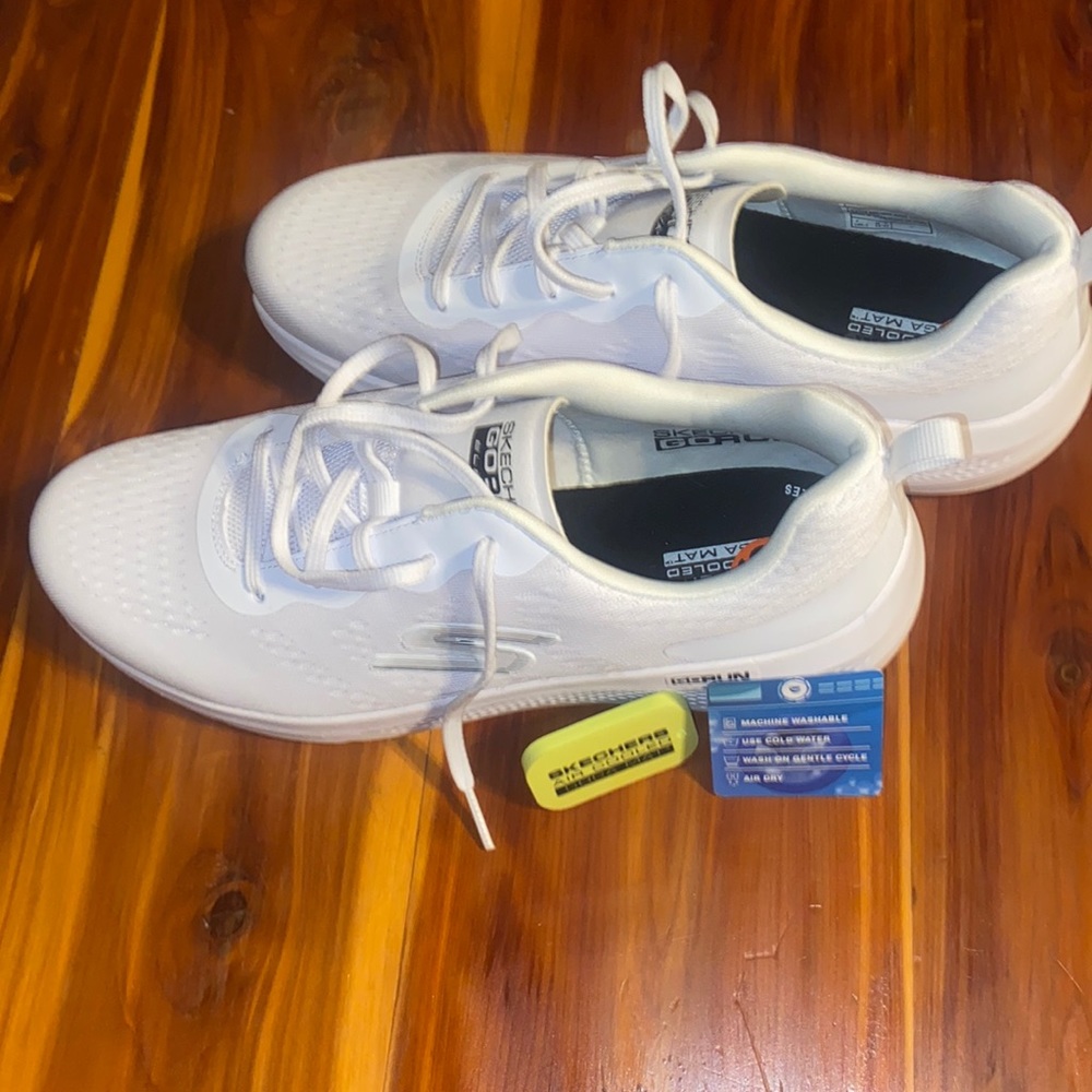 Sketchers Go Run sneakers